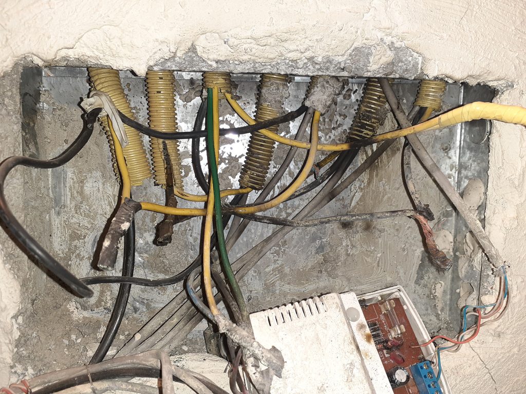سوختگی و اتصالی برق تکفاز توسط تعمیرکار برق رفع شده است