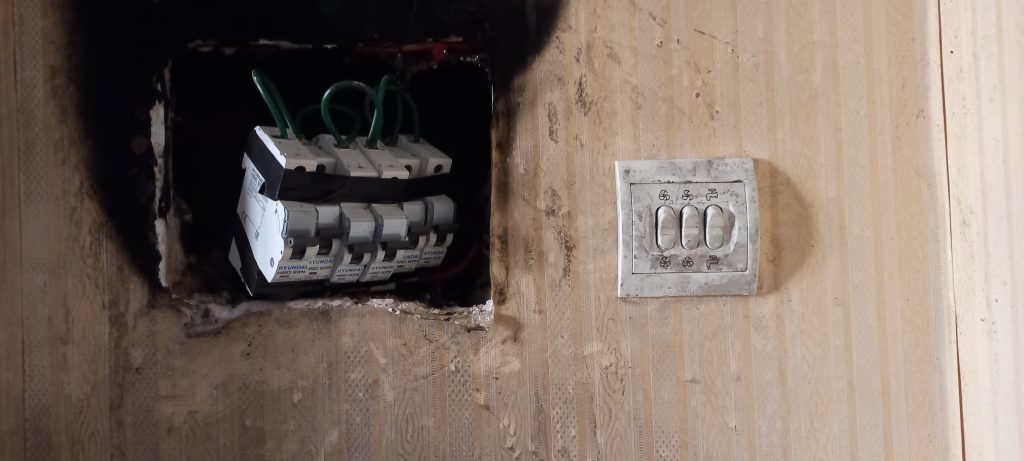 رفع اتصالی فیوز توسط برق کار